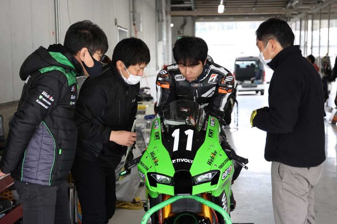 カワサキNinja ZX-10RRをシェイクダウンした渡辺一樹（Team Kawasaki Webike Trickstar）