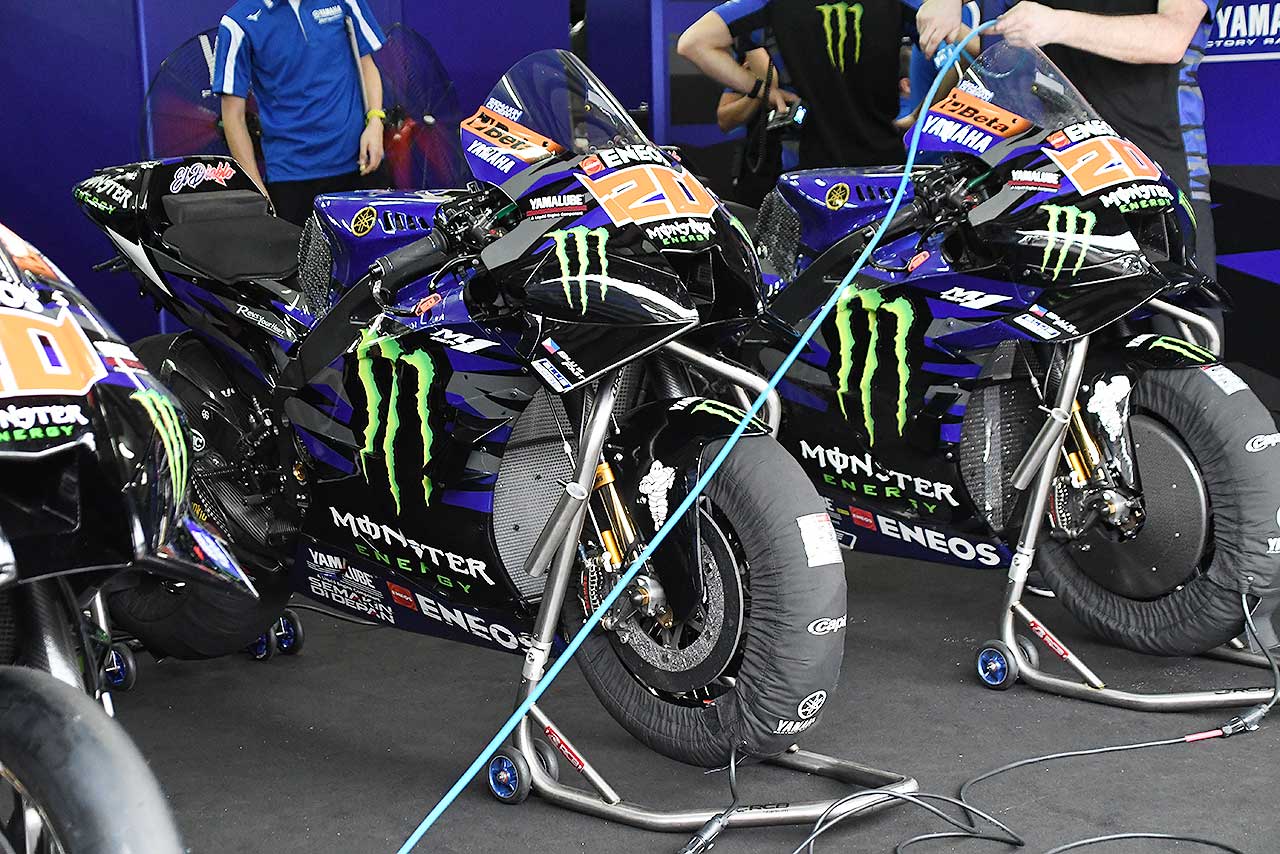 2023年型YZR-M1では、フロントの空力デバイスの形状は大きく変わった。エアインテーク前に突き出している部分については、微妙に長さが異なるものもテストされていた