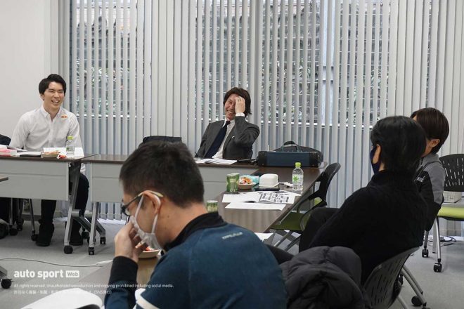 打ち合わせは笑顔もみられる雰囲気で、全員が楽しそうな表情で話していた