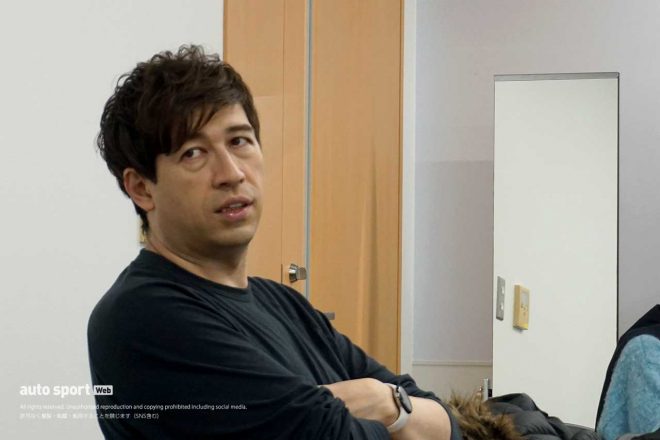 『WEDNESDAY F1 TIME』の打ち合わせを行うサッシャ氏。ときには真面目な意見や考えも飛び交う