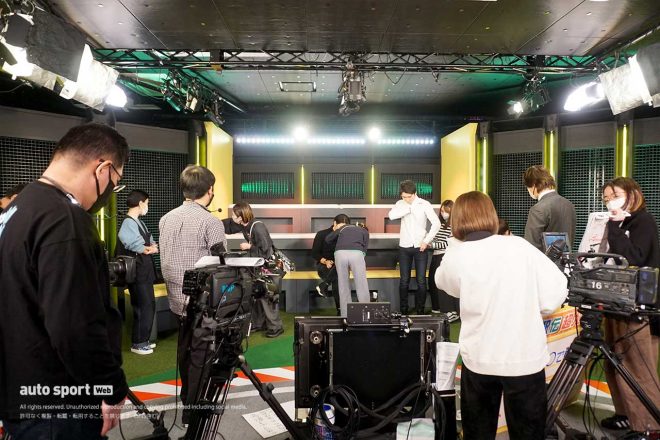 スタジオに出演者たちが入ると、カメラや音声チェックの後に収録が始まる