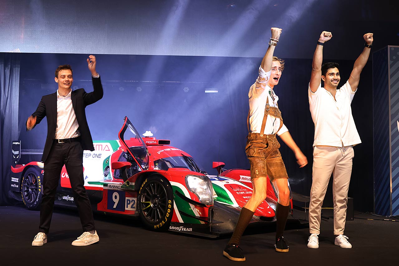 2022年ELMSの年間表彰を受ける王者プレマ・レーシングのルイ・デレトラズ、フェルディナンド・ハプスブルク、ファン・マヌエル・コレア