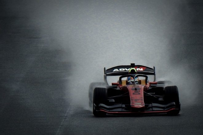 スーパーフォーミュラの開発車両のステアリングを握る笹原右京