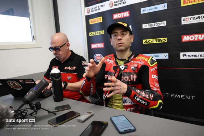 レース1の状況を説明するアルバロ・バウティスタ（Aruba.it Racing - Ducati）／2023SBK第1戦オーストラリア