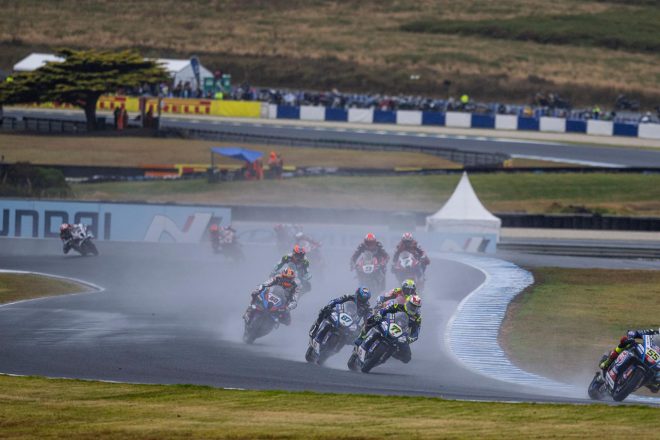 ドミニク・エガーターとレミー・ガードナー（GYTR GRT Yamaha WorldSBK Team）／2023SBK第1戦オーストラリア レース1
