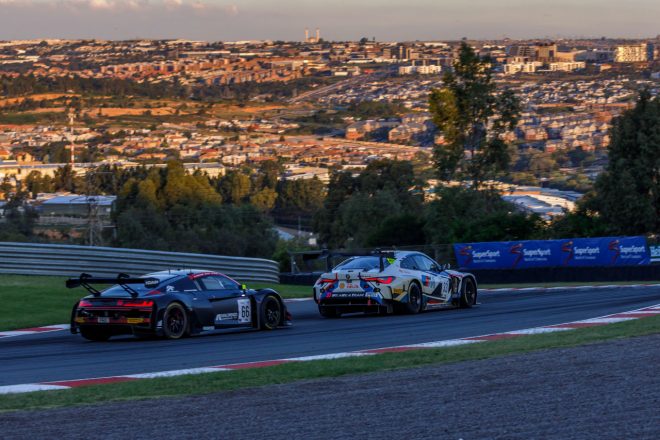 2番手争いを展開した33号車BMW M4 GT3（BMW MチームWRT）と66号車アウディR8 LMSエボII（トレゾア・アテンプト・レーシング）　2023年IGTC第2戦キャラミ9時間