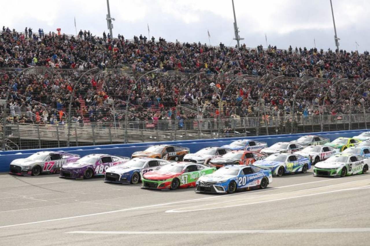 これが“2マイル”オーバル改修前最後の1戦とあって、決勝での『5ワイド＆ドラフティング合戦』も見納めに