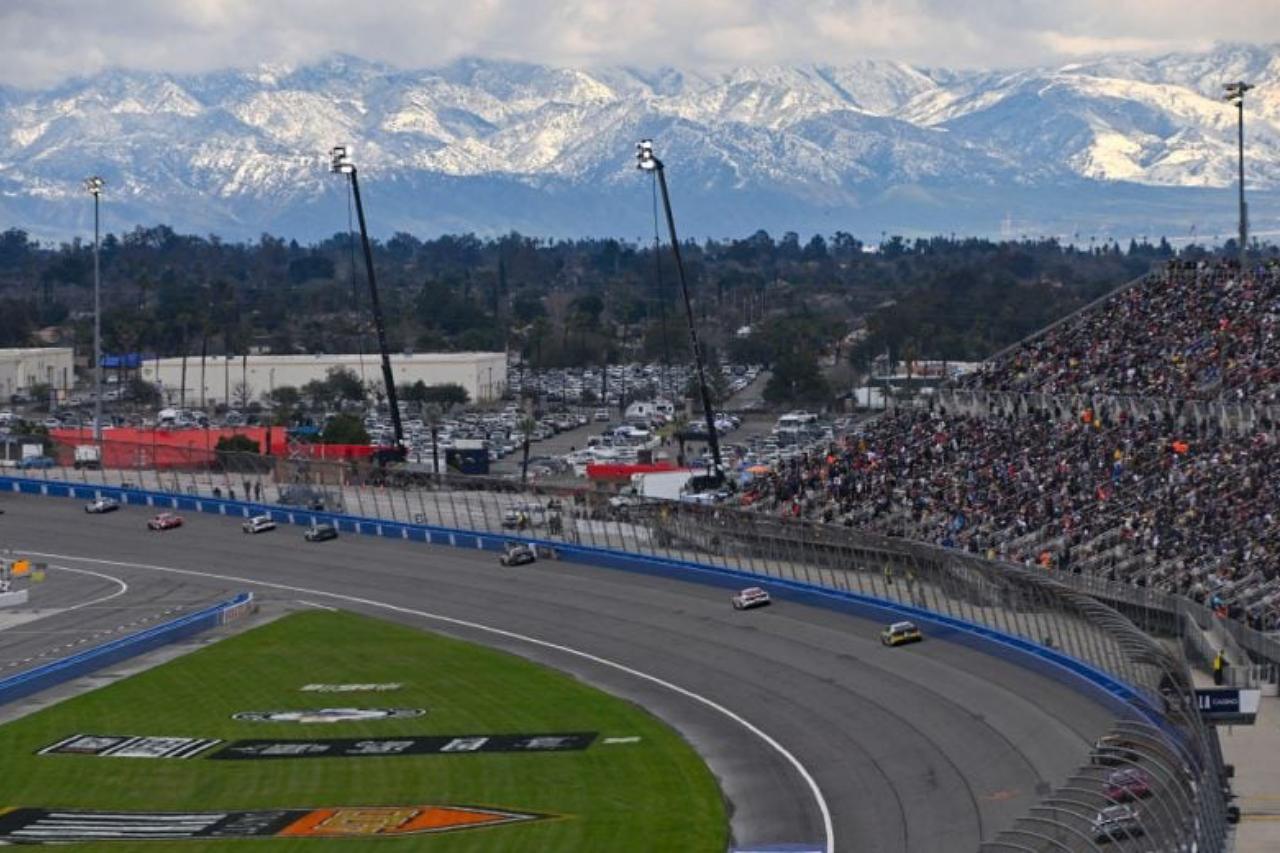 プラクティスを経た土曜には西海岸に何日も降り続いた大雨が悪さをし、季節外れの“スノー・ストーム”を召喚。日曜はからくも走行可能な天候に