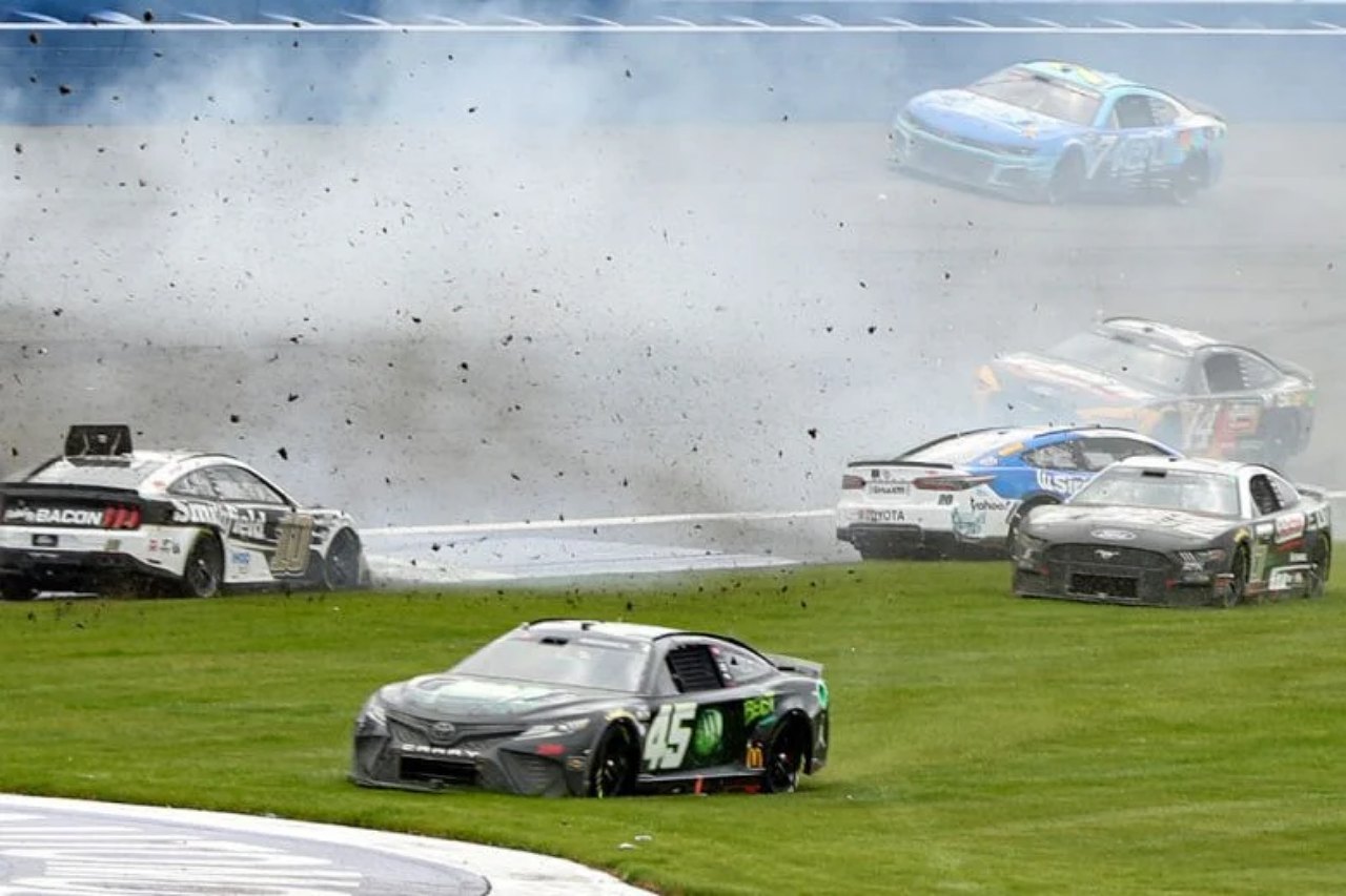 中盤88周目のリスタートゾーンでアクシデントが発生。トヨタ陣営の多くがここで巻き添えの憂き目に