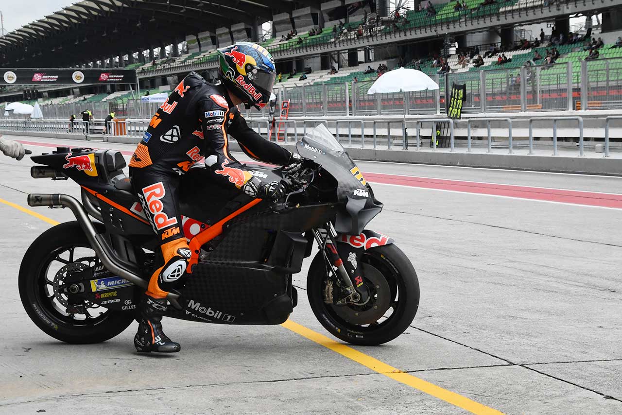 サイドカウルの下にダクトが付けられている