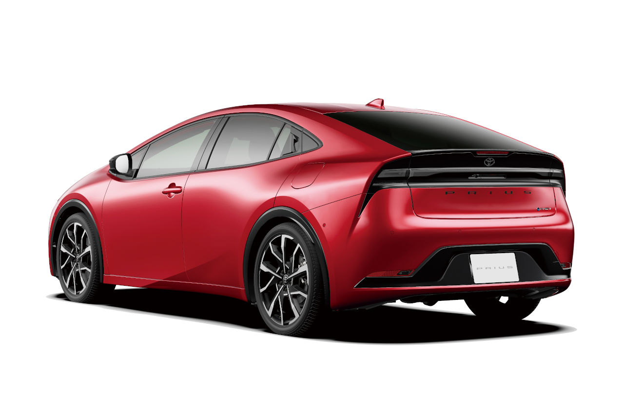 専用アルミホイールや、グレースモークカラーのテールランプなど、PHEVの個性を際立たせる先進的でスポーティなデザインが採用された