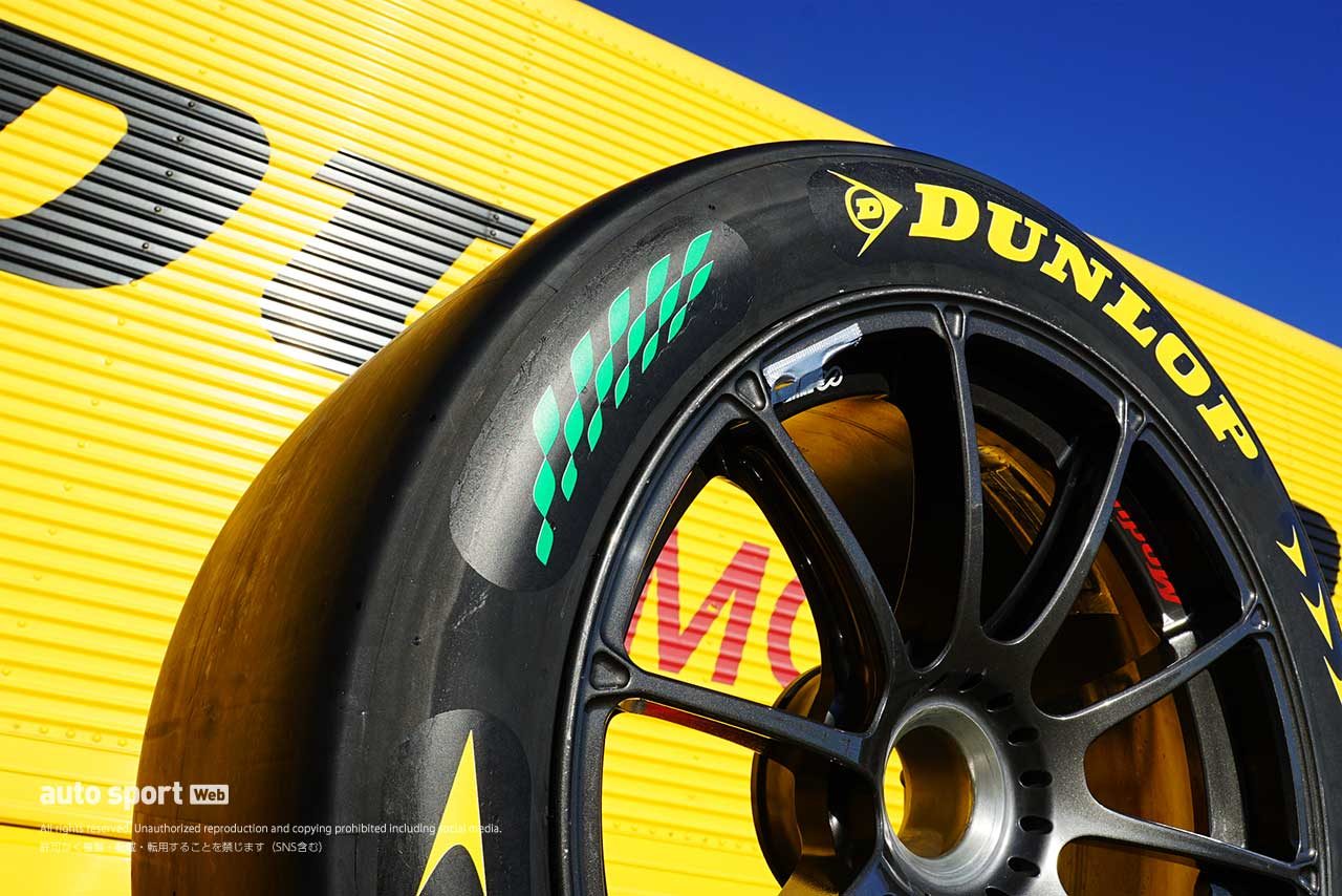 住友ゴム工業が開発を進めるサスティナブルタイヤ。『SDGs17の目標』に合わせ17マスのグリーンチェッカーが描かれている