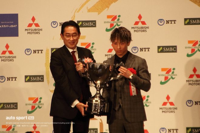 井上尚弥に総理大臣杯の授与するため、岸田文雄内閣総理大臣も出席