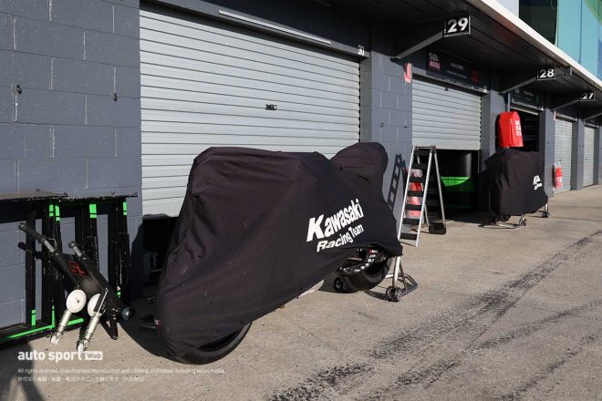 Kawasaki Racing Team WorldSBKのピット前／2023SBK第1戦オーストラリア