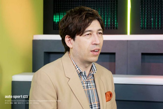 DAZNのF1中継で実況を務めるサッシャ氏