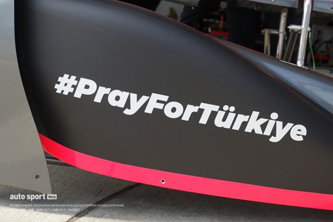 ジェム・ブリュックバシェの55号車に入る『#PrayForTurkiye』。なお、カッティングシートは池田代表自ら貼り付けたとか