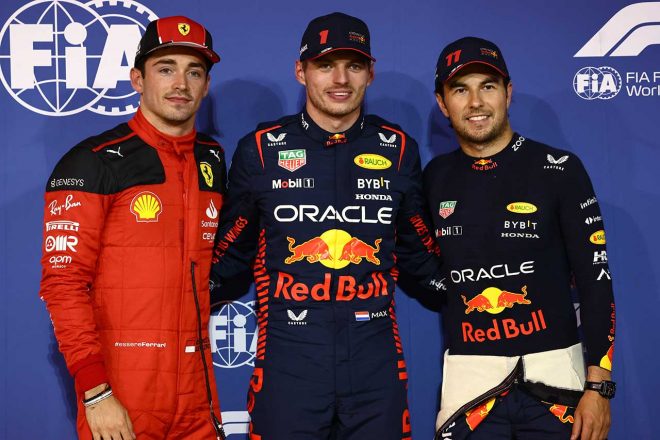 2023年F1第1戦バーレーンGP　予選ポールポジションのマックス・フェルスタッペン（レッドブル／中央）、2番手セルジオ・ペレス（レッドブル／右）、3番手シャルル・ルクレール（フェラーリ／左）