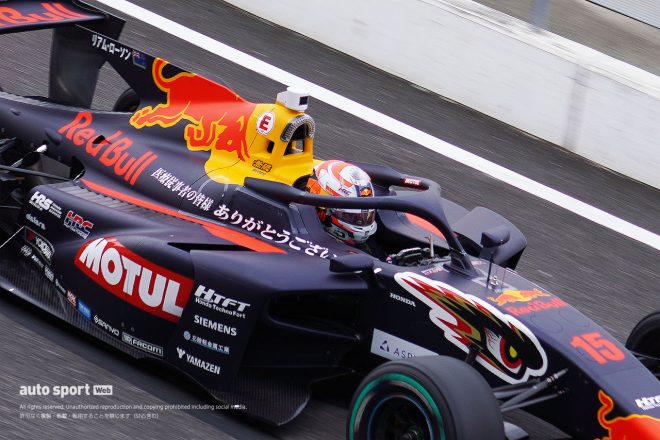 鈴鹿サーキットでのモータースポーツファン感謝デーに登場したリアム・ローソン（TEAM MUGEN）