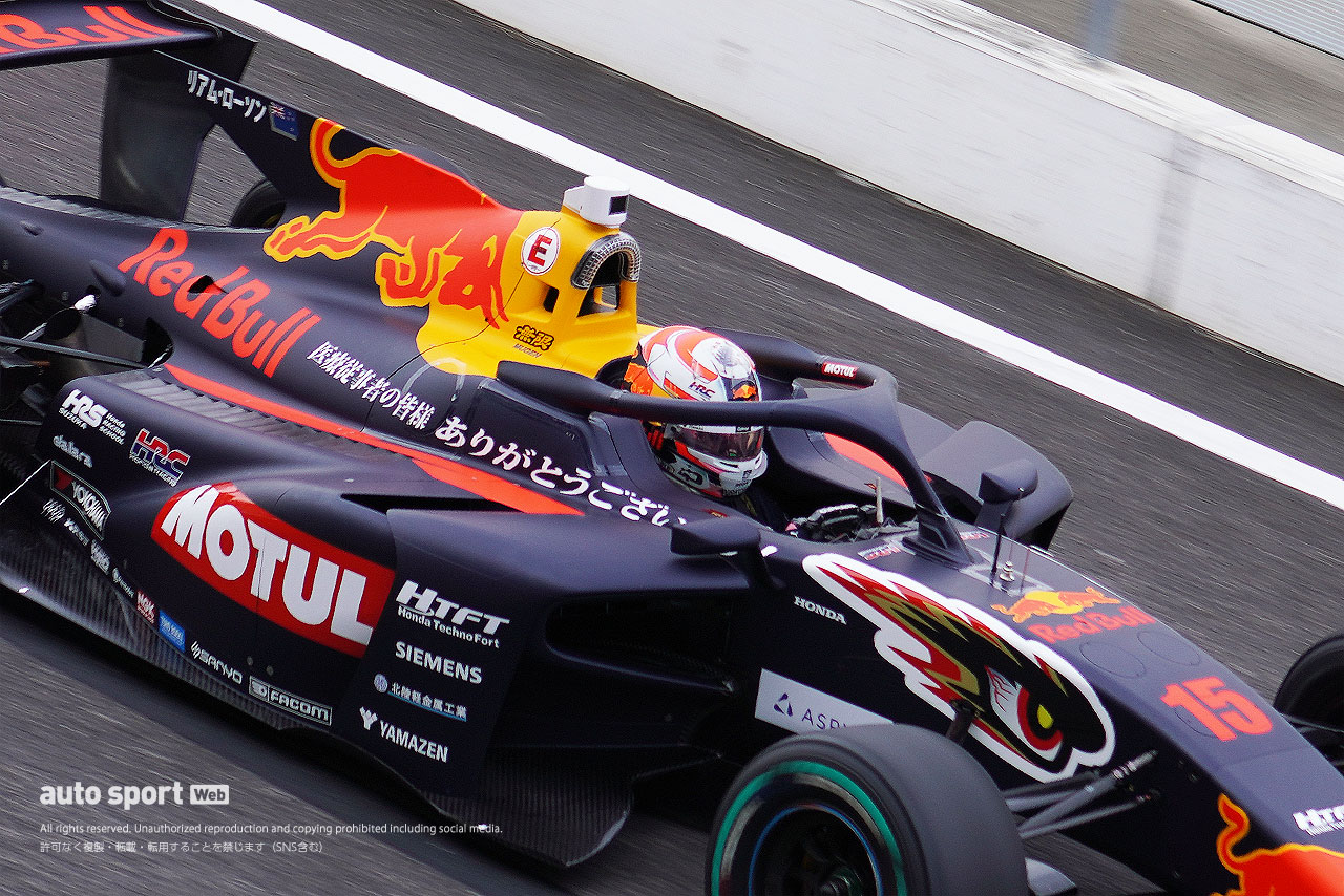 鈴鹿サーキットでのモータースポーツファン感謝デーに登場したリアム・ローソン（TEAM MUGEN）