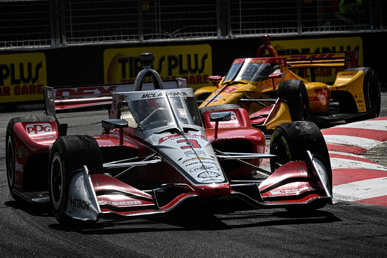 グロージャンを抑えるスコット・マクラフラン