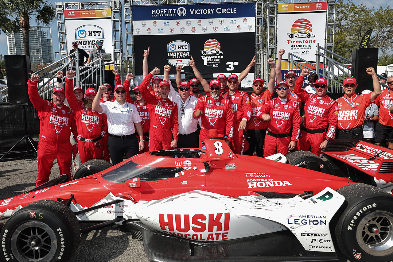 インディ500以来の勝利を喜ぶマーカス・エリクソンと8号車のクルー