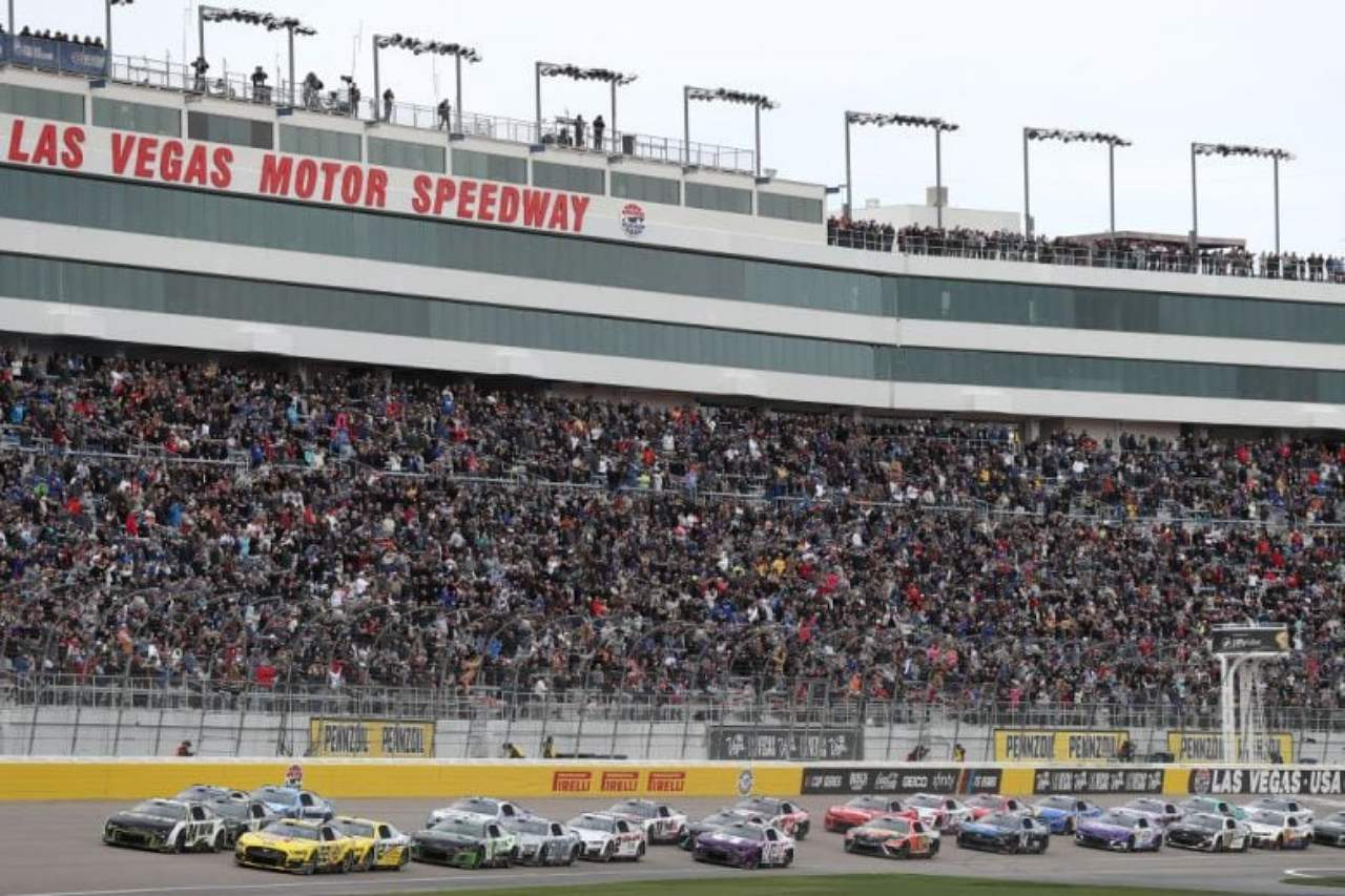 予選ポールポジションはディフェンディングチャンピオンのジョーイ・ロガーノ（チーム・ペンスキー／フォード・マスタング）がさらっていく