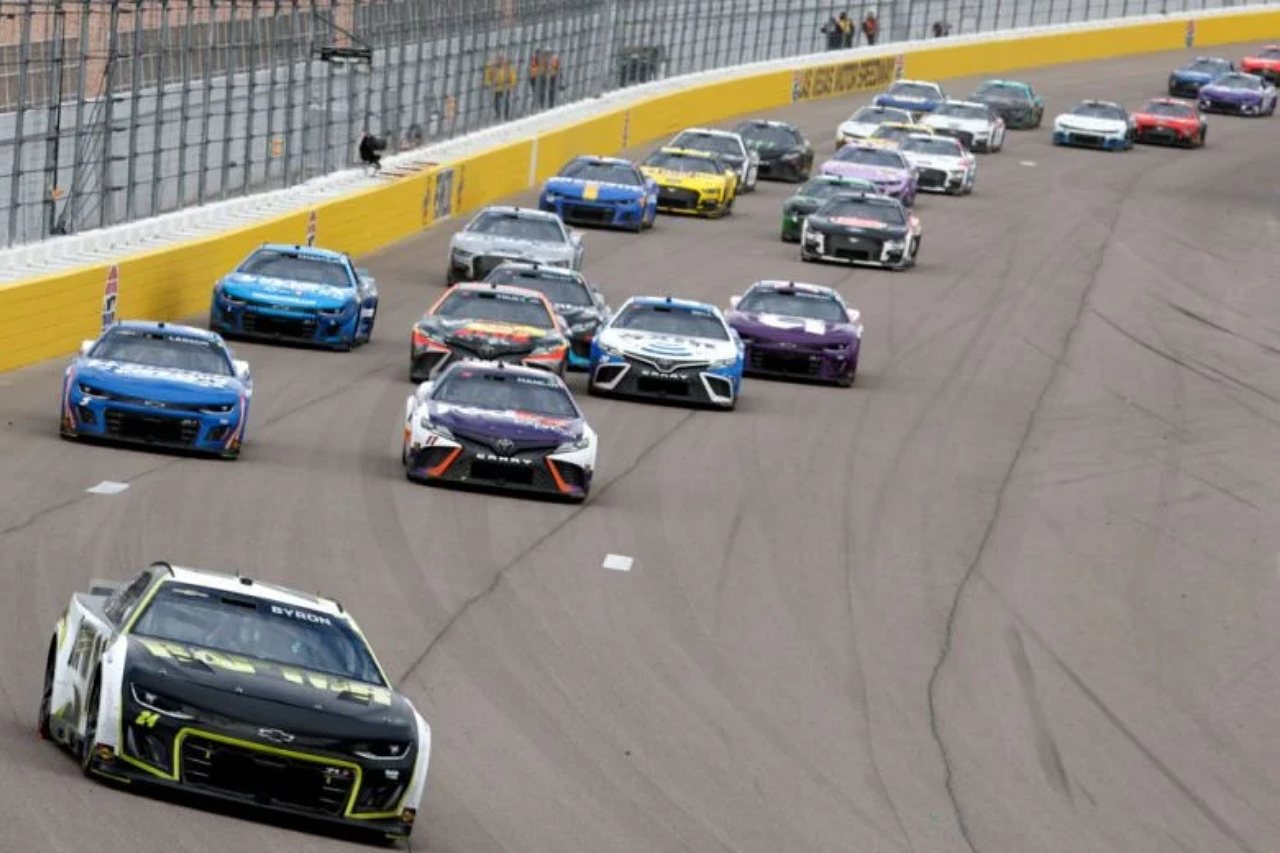 レースの大半を支配したウイリアム・バイロン（ヘンドリック・モータースポーツ／シボレー・カマロ）に、トヨタ陣営も喰い下がる