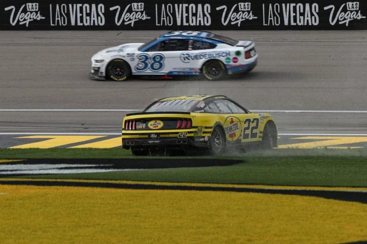 最終ステージ開始9周目に押し出された格好のロガーノ。「どうすれば良かったかって？」