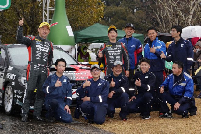 3位表彰台を獲得した鎌田卓麻／松本優一組とSUBARU RALLY CHALLENGE