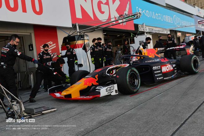 鈴鹿公式合同テストで、ピット前の停止位置へマシンを止めるリアム・ローソン（TEAM MUGEN）