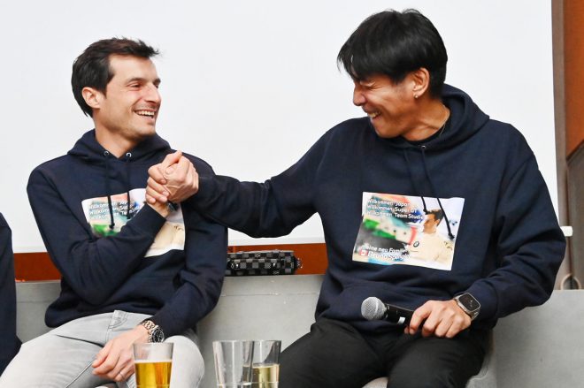 鈴木康昭代表とガッチリ握手をかわすブルーノ・スペングラー