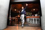 歓迎パーティで喜ぶブルーノ・スペングラー