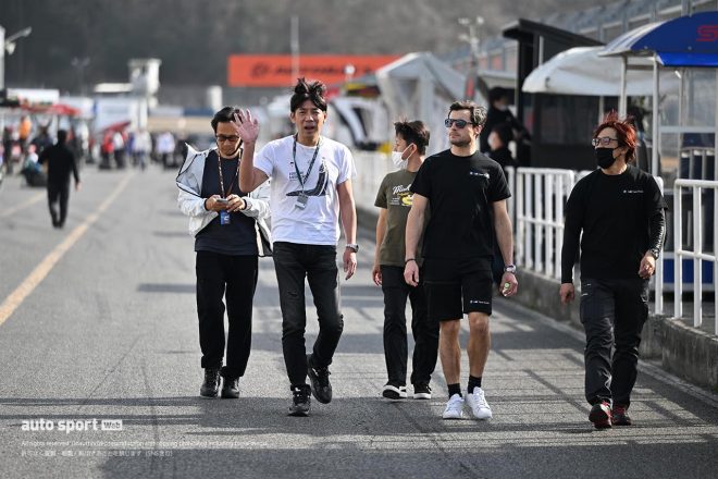 2023スーパーGT岡山公式テスト　コースウォークに向かうBMW Team Studieのメンバー