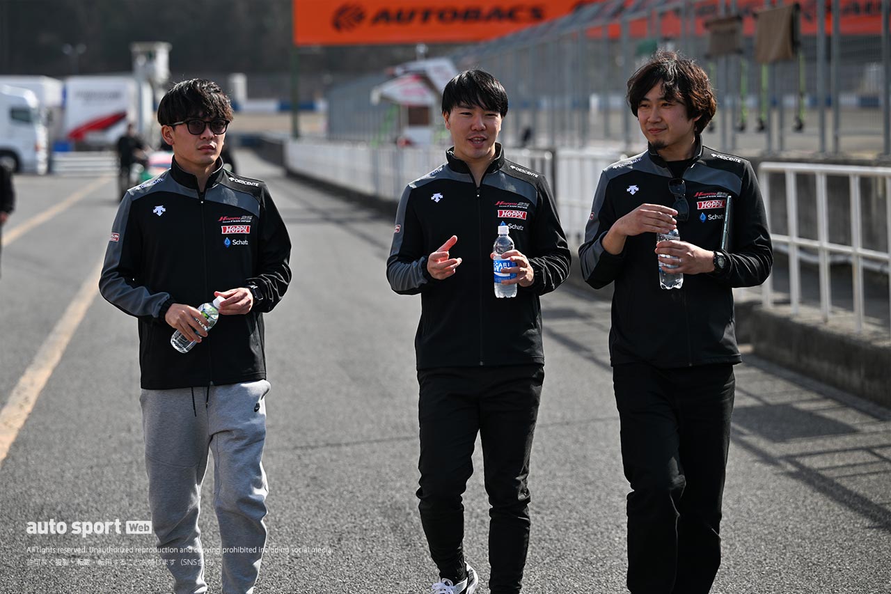 2023スーパーGT岡山公式テスト　コースウォークに向かう菅波冬悟と野中誠太、木野竜之介エンジニア