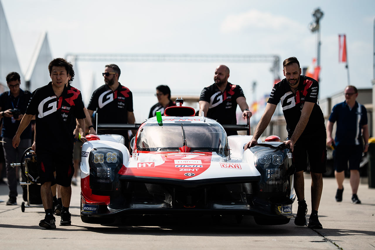翌日からの走行に向けセブリングで準備を進めるトヨタGAZOO Racingの7号車GR010ハイブリッド