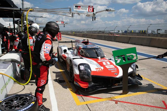 最終コーナーへ向かうウルマンストレート沿いに位置するWECのピット。トヨタは並びのほぼ中央に陣取る。