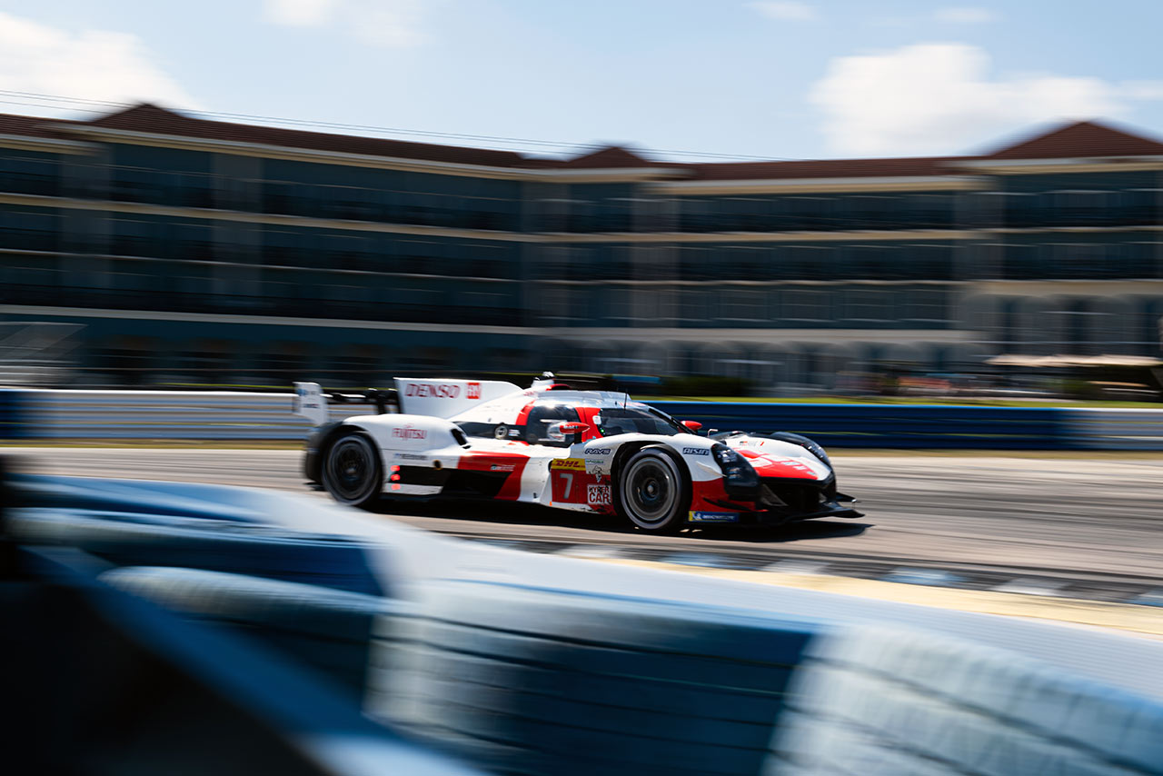WEC公式テスト『プロローグ』でセブリング・インターナショナル・レースウェイを走行するトヨタGR010ハイブリッド