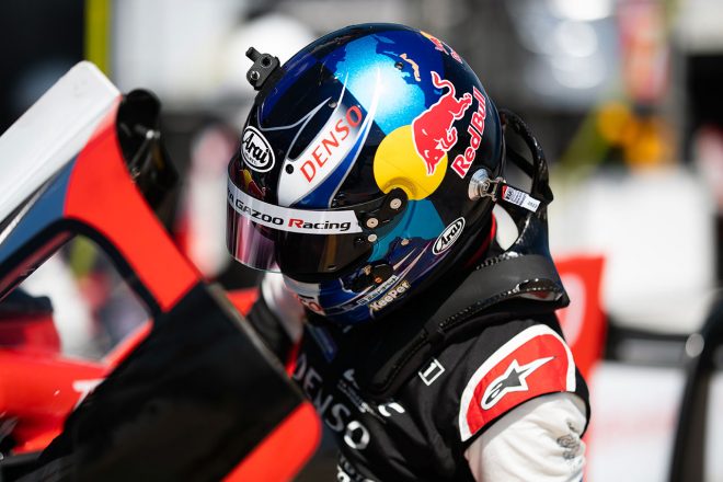 8号車GR010ハイブリッドをドライブする平川亮