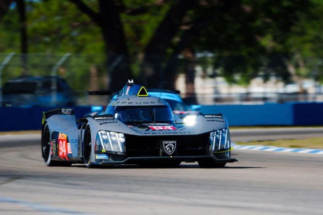 コースオフのあった94号車プジョー9X8