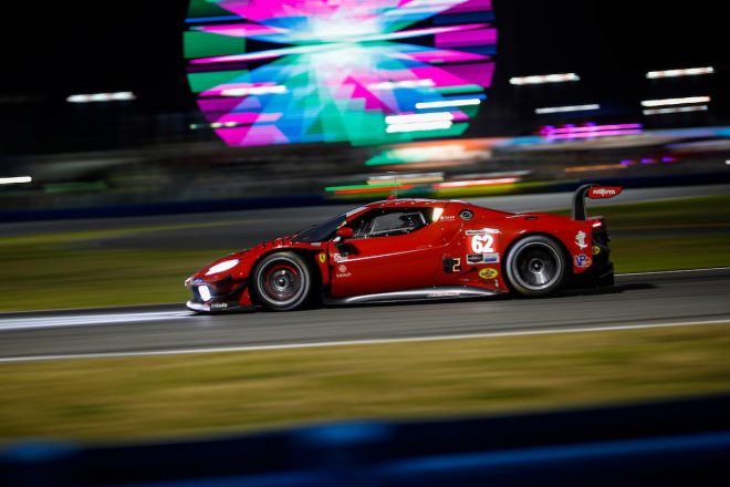 タイプ992ポルシェと同じく、2023年デビューの新車であるフェラーリ296 GT3