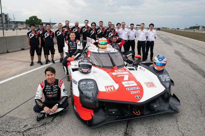 2023年WEC開幕戦を前に記念撮影に臨むトヨタGAZOO Racing7号車のクルー