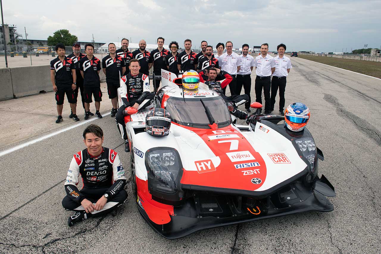 2023年WEC開幕戦を前に記念撮影に臨むトヨタGAZOO Racing7号車のクルー