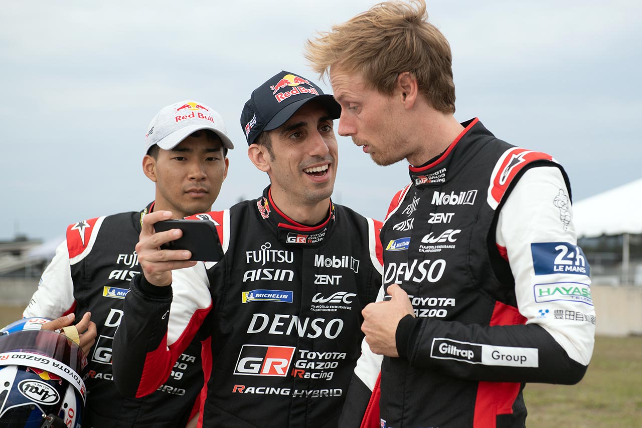 2023年WEC開幕戦を前に記念撮影に臨むトヨタGAZOO Racing8号車のクルー