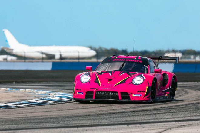 WECプロローグでセブリング・インターナショナル・レースウェイを走行するアイアン・デイムスのポルシェ911 RSR-19