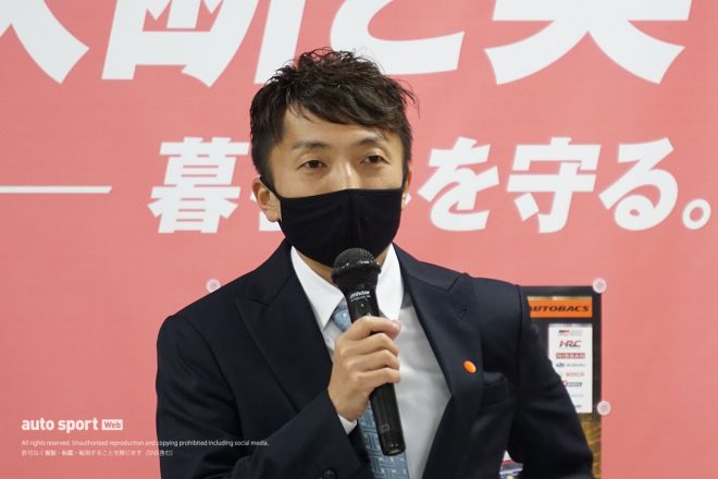 自由民主党モータースポーツ振興議員連盟総会で挨拶を行う野尻智紀