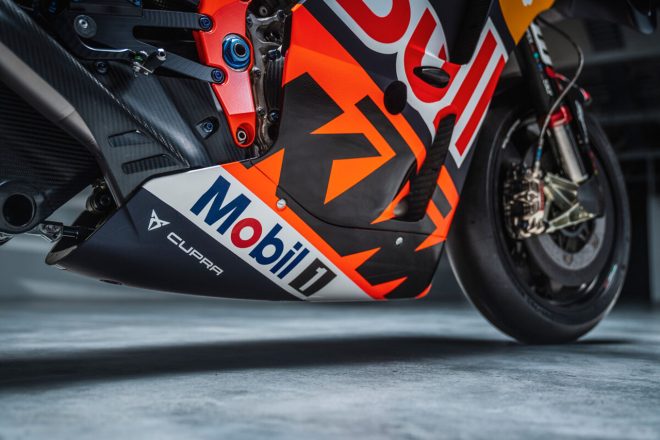 新たに契約したMobil1のロゴが掲げられたKTM RC16。