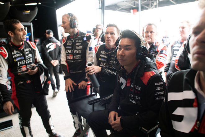 2023WEC第1戦セブリング　ピット裏で走りを見守る小林可夢偉チーム代表兼7号車ドライバーら