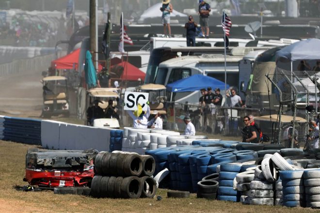 序盤にクラッシュしたリシャール・ミル・AFコルセの83号車。ドライバーのルイス・ペレス・コンパンクは自力で歩いてマシンを離れている。