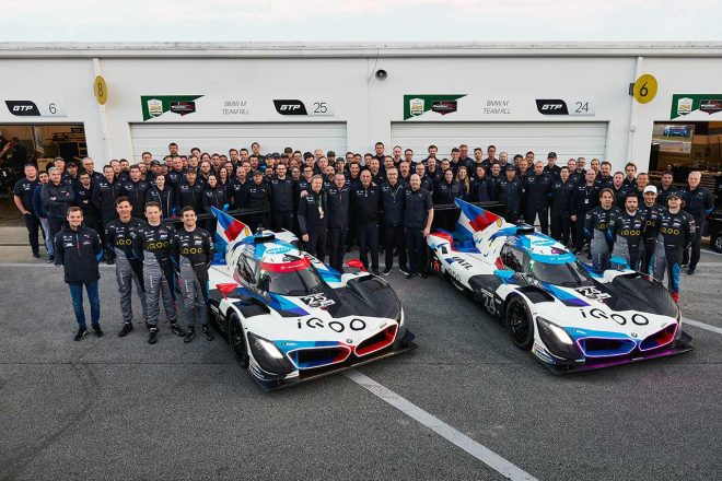 デイトナでのBMW Mチーム RLLのスタッフ集合写真。2台の車両を走らせるのに、これだけの人数が働いている