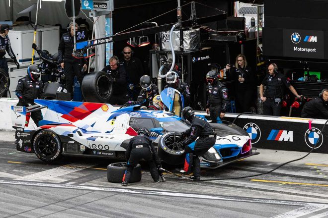 写真一番右で見切れかけているのが作業中の筆者。どうやら第2戦では役割が変わりそうで……